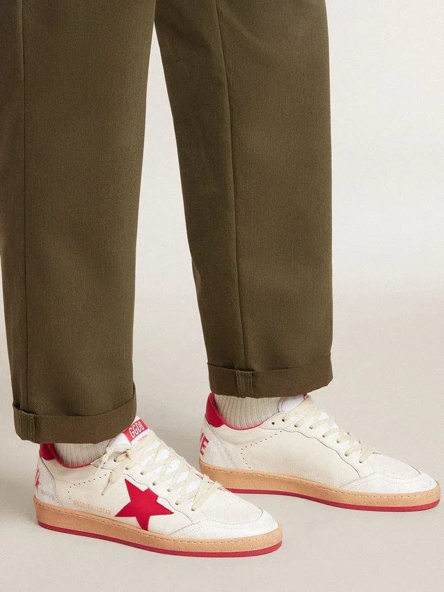 Herren-Sneaker „Ball Star Wishes“ aus weißem Leder mit rotem Stern und Fersenlasche