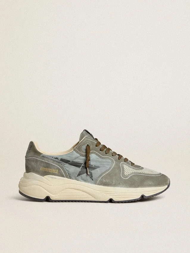 Herren-Sneaker „Running Sole“ aus hellblauem Nylon mit schwarzem Stern und grüner Fersenlasche aus Leder