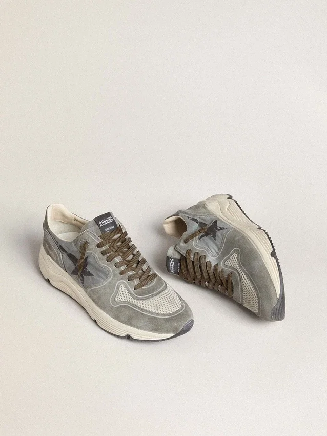 Herren-Sneaker „Running Sole“ aus hellblauem Nylon mit schwarzem Stern und grüner Fersenlasche aus Leder
