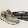 Herren-Sneaker „Running Sole“ aus hellblauem Nylon mit schwarzem Stern und grüner Fersenlasche aus Leder