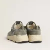 Herren-Sneaker „Running Sole“ aus hellblauem Nylon mit schwarzem Stern und grüner Fersenlasche aus Leder