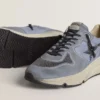 Herren-Sneaker „Running Sole“ aus hellblauem Nylon und Nubukleder mit schwarzem Stern