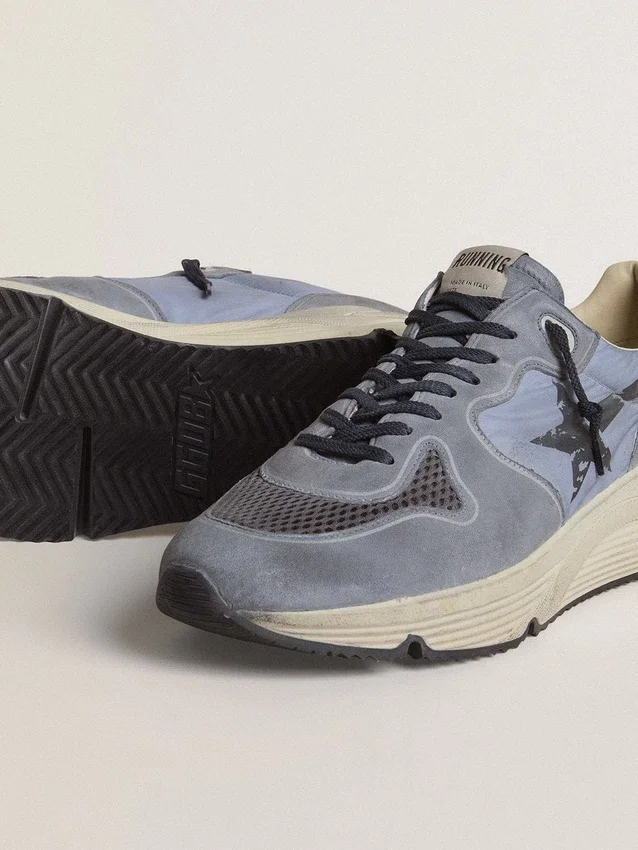 Herren-Sneaker „Running Sole“ aus hellblauem Nylon und Nubukleder mit schwarzem Stern