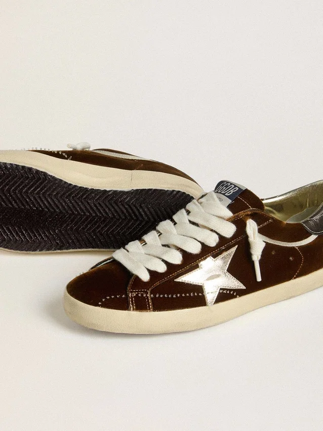 Herren-Super-Star aus cognacfarbenem Samt mit Stern und Fersenlasche aus Metallic-Leder