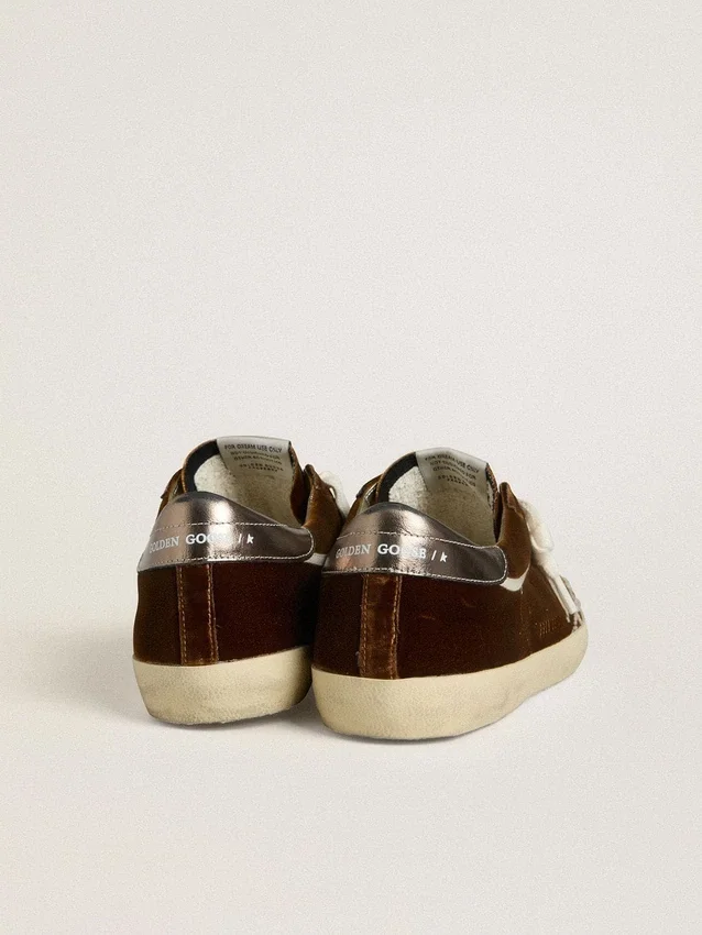 Herren-Super-Star aus cognacfarbenem Samt mit Stern und Fersenlasche aus Metallic-Leder