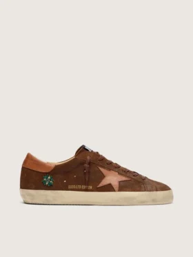 Herren-Super-Star LTD aus braunem Wildleder mit ziegelrotem Lederstern und Stickerei mit grünen Perlen