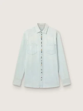 Herrenhemd aus gebleichtem Denim mit gehämmerten Nieten