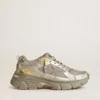 Herrenmodell „Lightstar“ aus Metallic-Leder und silbernem Mesh mit grauem Stern