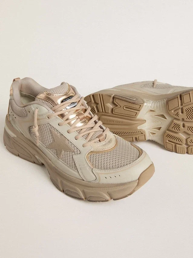 Herrenmodell „Lightstar“ aus taubengrauem Leder und Mesh mit beigem TPU-Stern