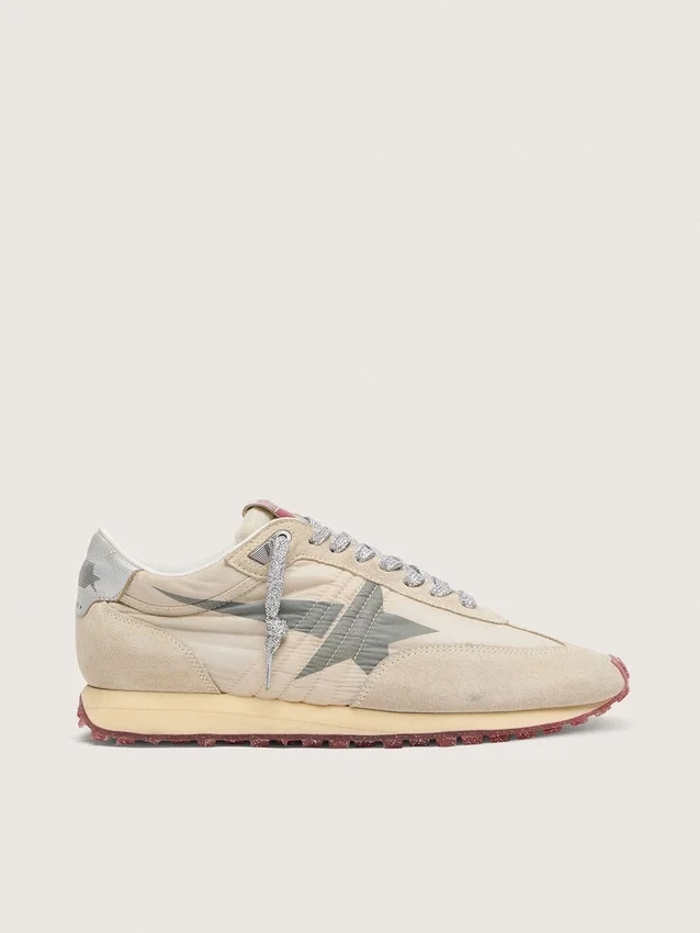 Herrenmodell „Marathon“ mit beigem Nylon-Obermaterial und grauem Stern
