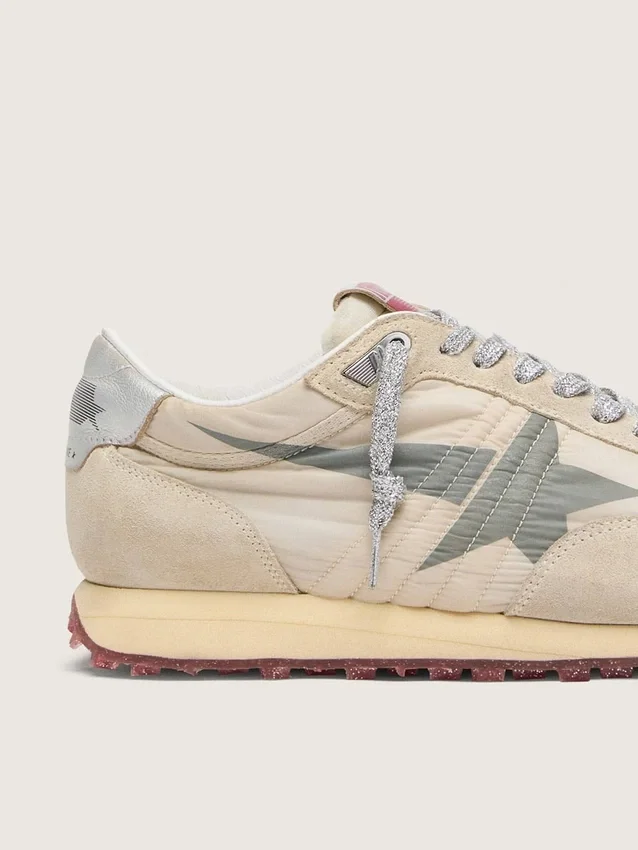 Herrenmodell „Marathon“ mit beigem Nylon-Obermaterial und grauem Stern