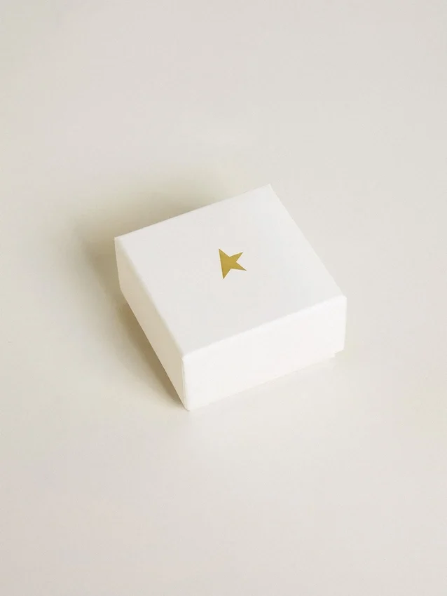 Buchstaben-U-Anhänger aus goldfarbenem Messing mit Kristallen