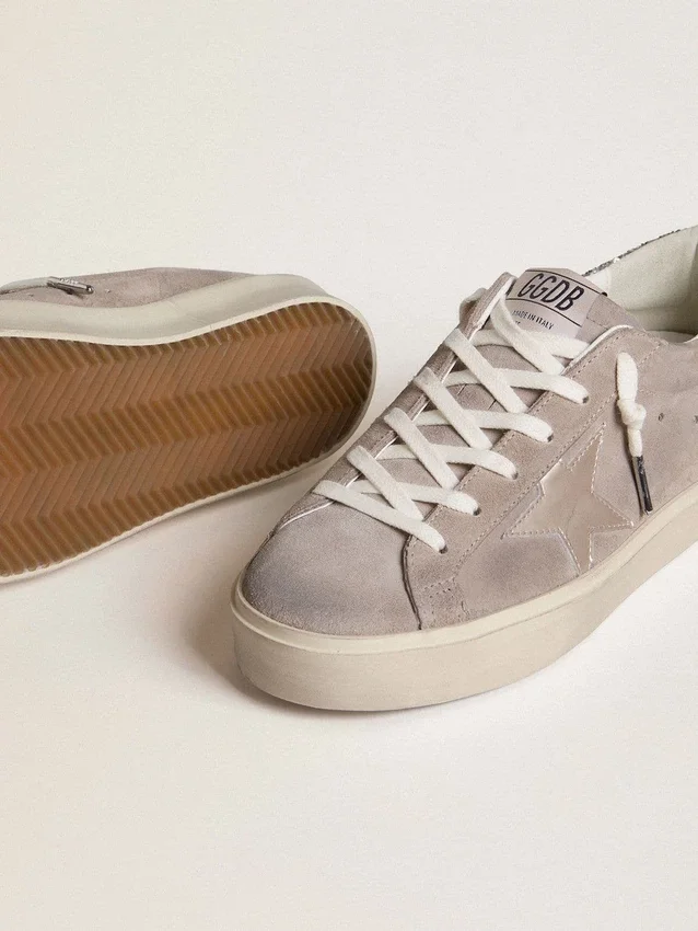 „Hi Star“-Sneaker für Damen aus beigem Wildleder mit laminiertem Lederstern und glitzernder Fersenlasche