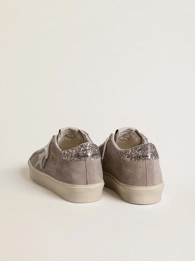 „Hi Star“-Sneaker für Damen aus beigem Wildleder mit laminiertem Lederstern und glitzernder Fersenlasche