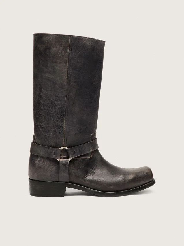 Hohe Damen-Biker-Stiefel aus schwarzem Leder mit Riemen und silberfarbener Schnalle