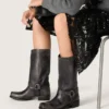 Hohe Damen-Biker-Stiefel aus schwarzem Leder mit Riemen und silberfarbener Schnalle