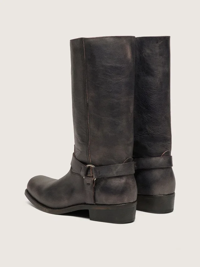 Hohe Damen-Biker-Stiefel aus schwarzem Leder mit Riemen und silberfarbener Schnalle