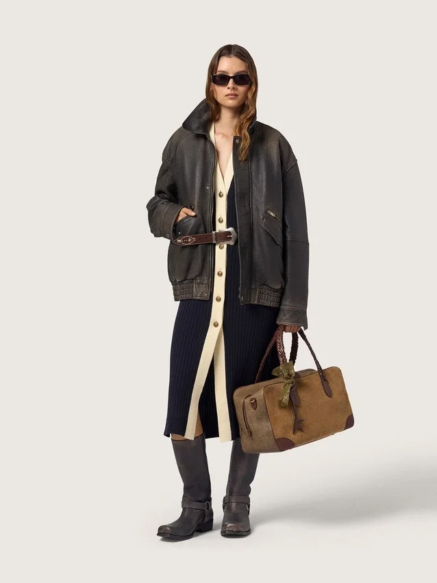 Hohe Damen-Biker-Stiefel aus schwarzem Leder mit Riemen und silberfarbener Schnalle