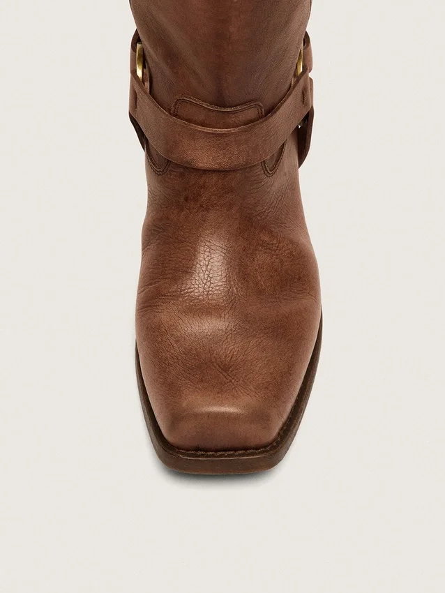 Hohe Damen-Bikerstiefel aus braunem Leder mit Riemen und antik-goldfarbener Schnalle