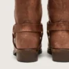 Hohe Damen-Bikerstiefel aus braunem Leder mit Riemen und antik-goldfarbener Schnalle