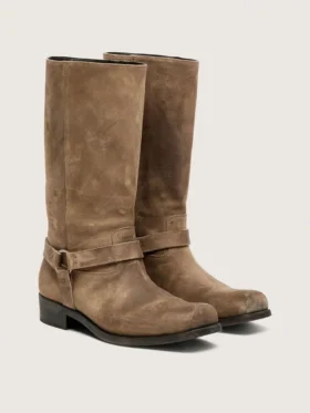 Hohe Damen-Bikerstiefel aus dunkelbeigem, gewachstem Wildleder mit Riemen und silberfarbener Schnalle