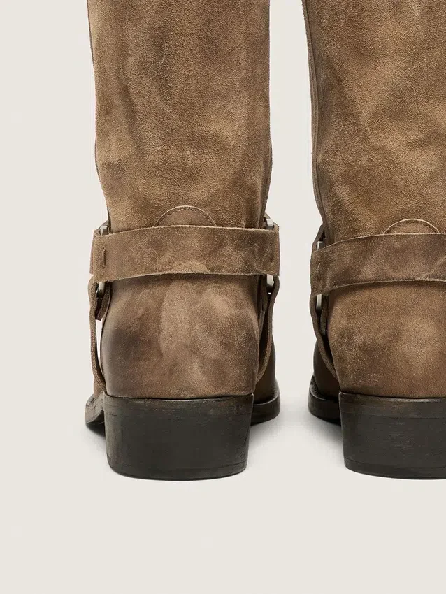 Hohe Damen-Bikerstiefel aus dunkelbeigem, gewachstem Wildleder mit Riemen und silberfarbener Schnalle