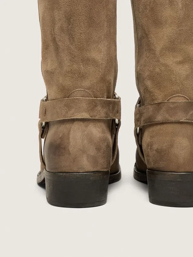Hohe Herren-Bikerstiefel aus dunkelbeigem, gewachstem Wildleder mit Riemen und silberfarbener Schnalle