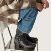 Hohe Herren-Bikerstiefel aus schwarzem Leder mit Riemen und silberfarbener Schnalle