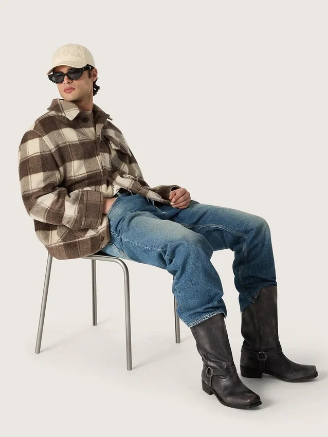 Hohe Herren-Bikerstiefel aus schwarzem Leder mit Riemen und silberfarbener Schnalle