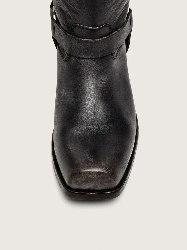 Hohe Herren-Bikerstiefel aus schwarzem Leder mit Riemen und silberfarbener Schnalle