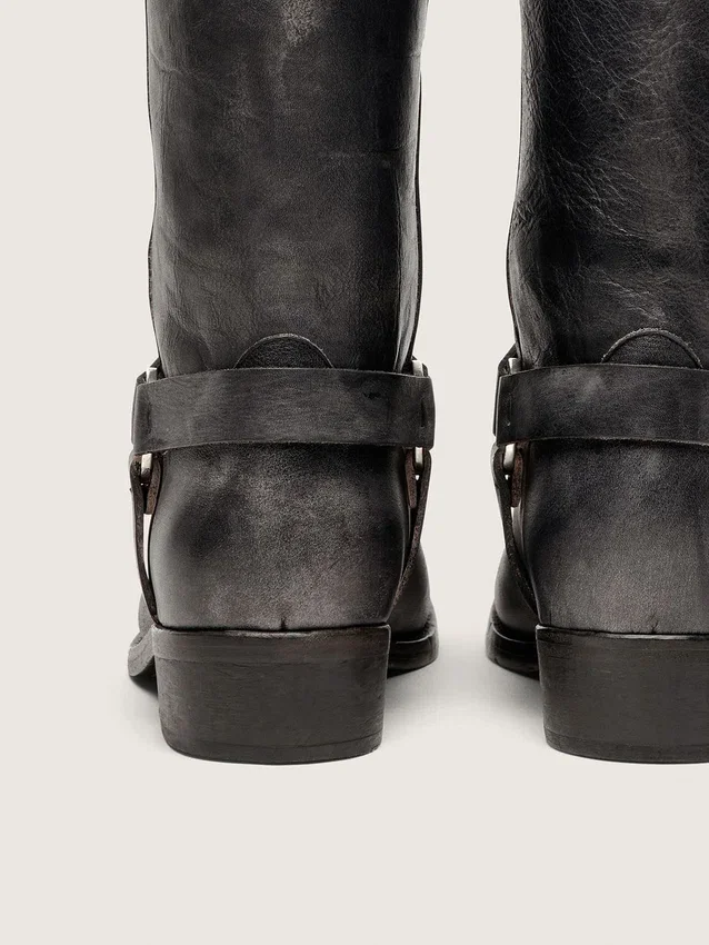 Hohe Herren-Bikerstiefel aus schwarzem Leder mit Riemen und silberfarbener Schnalle