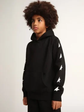 Jungen-Kapuzen-Sweatshirt in Schwarz mit kontrastierenden weißen Sternen