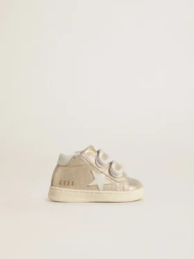 Junior June aus sandfarbenem Metallic-Wildleder mit weißem Lederstern und Fersenlasche