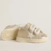 Junior June aus sandfarbenem Metallic-Wildleder mit weißem Lederstern und Fersenlasche