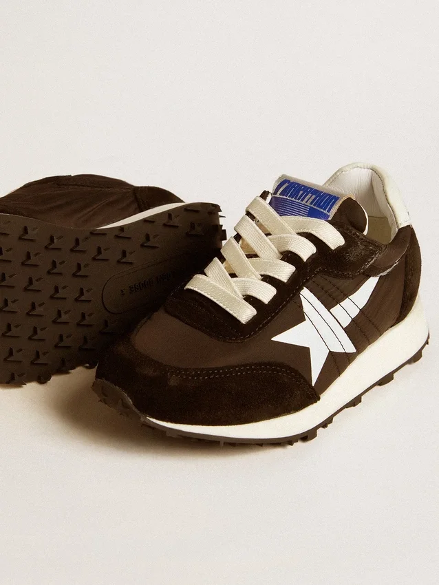 Junior-Marathon aus schwarzem Nylon mit aufgedrucktem Stern und Lederlasche an der Ferse