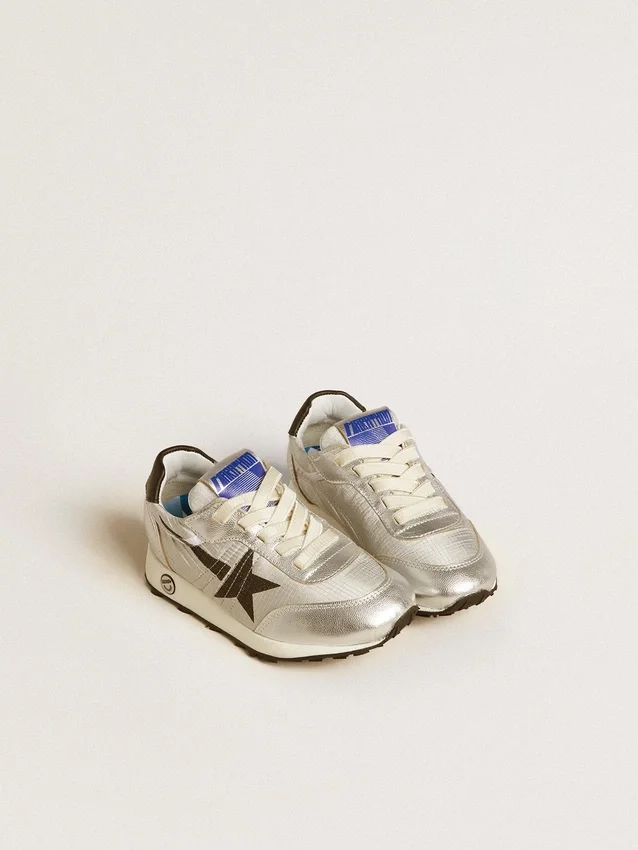Junior Marathon aus silbernem Nylon mit schwarzem Stern und Lederlasche an der Ferse