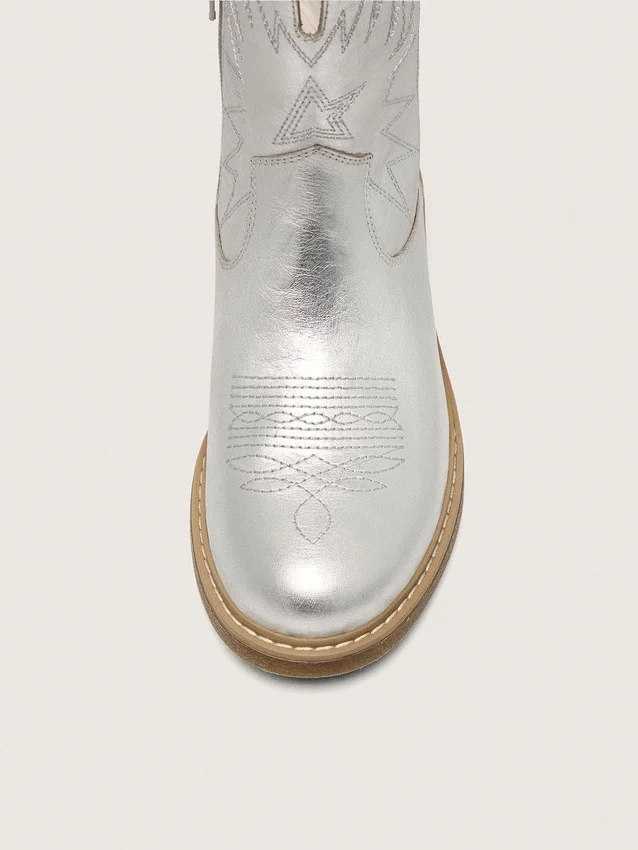 „Young Wish“-Stiefel aus silbernem Metallic-Leder mit Sternstickerei