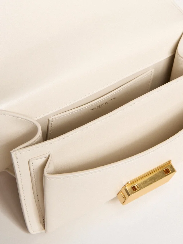 Kleine Venezia-Tasche aus butterfarbenem, geripptem Leder mit geflochtenem Band