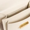 Kleine Venezia-Tasche aus butterfarbenem, geripptem Leder mit goldenen Details