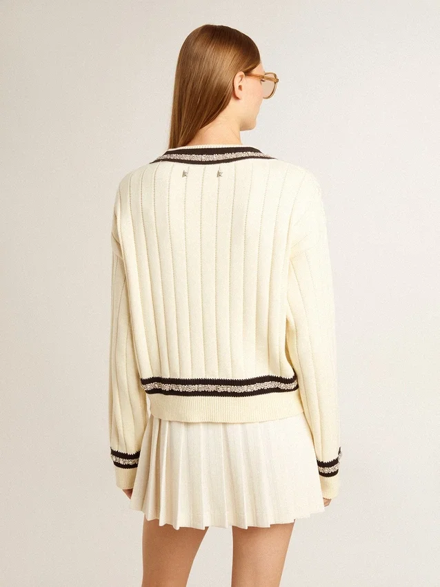 Kürzer Damenpullover mit Zopfmuster, blauen Bündchen und Kristallen