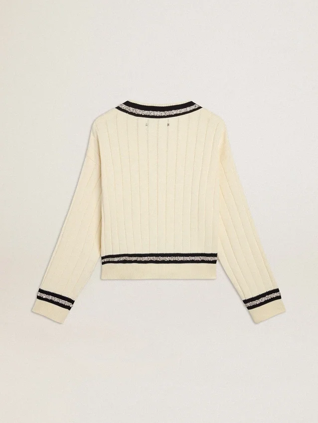 Kürzer Damenpullover mit Zopfmuster, blauen Bündchen und Kristallen