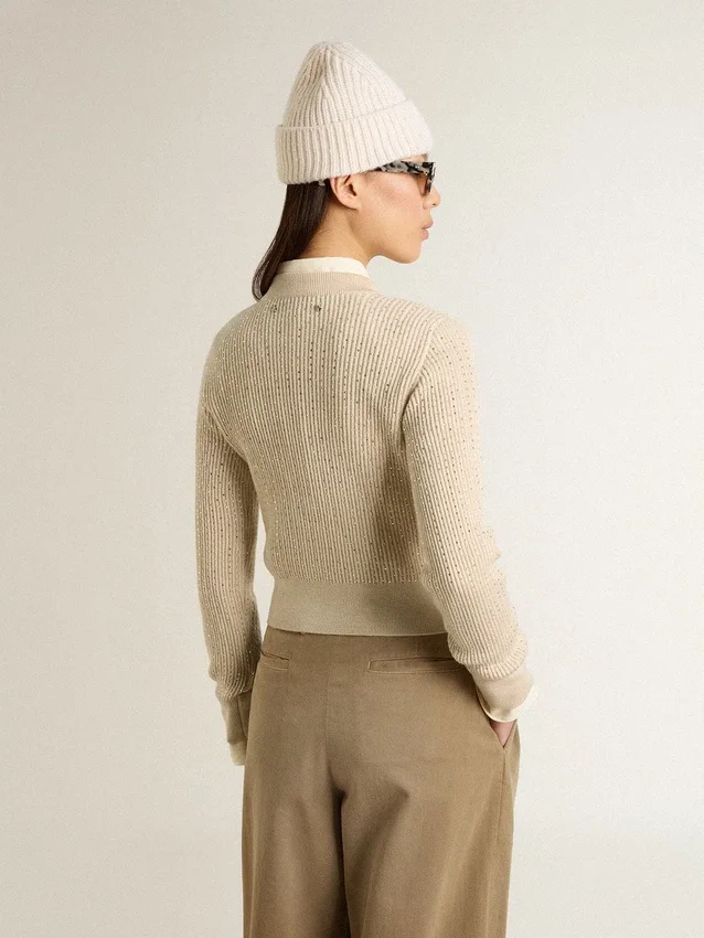 Kurzer Pullover mit Rundhalsausschnitt aus beiger Wolle mit durchgehender Kristallverzierung