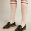 Lange gerippte Socken in Vintage-Weiß mit zweifarbigen Streifen