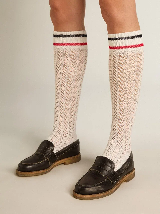 Lange gerippte Socken in Vintage-Weiß mit zweifarbigen Streifen
