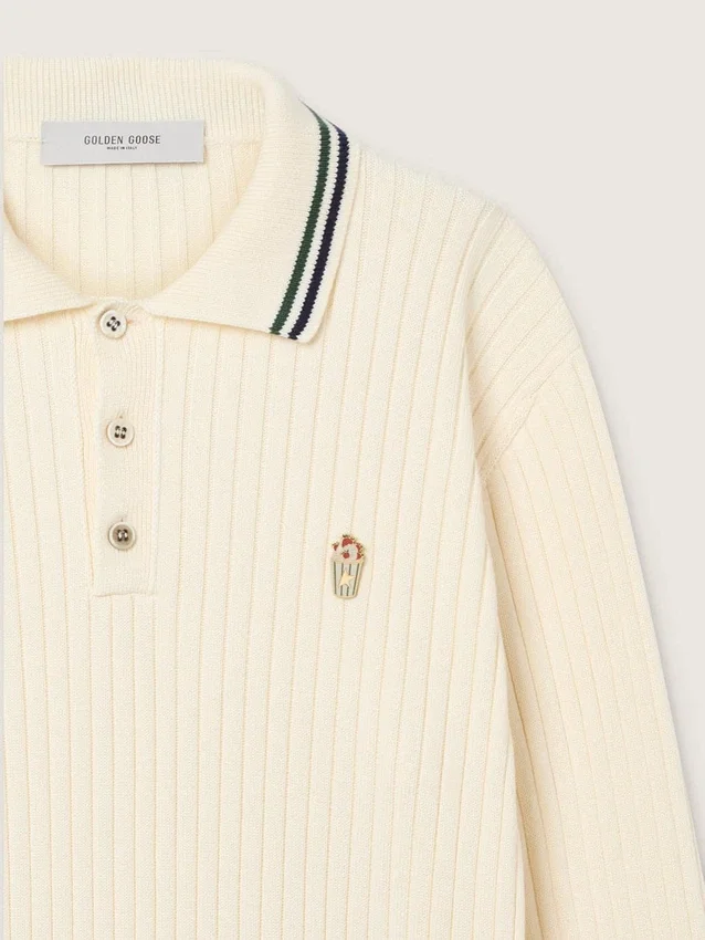 Langärmliges Herren-Poloshirt aus weißem Strick mit kontrastierenden Kanten und abnehmbarer Anstecknadel
