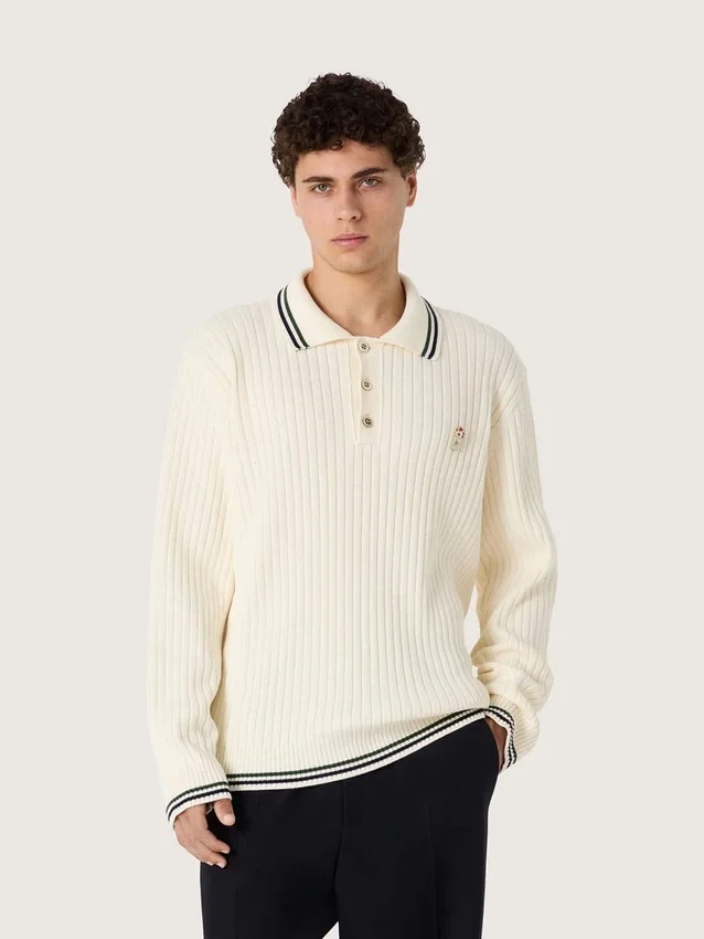 Langärmliges Herren-Poloshirt aus weißem Strick mit kontrastierenden Kanten und abnehmbarer Anstecknadel