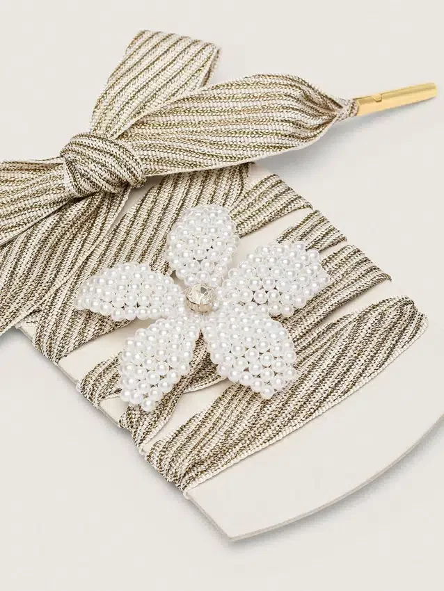 Lederwaren „Vintage“ – weiß-beige gestreifte Schnürsenkel mit blumenförmigem Anhänger