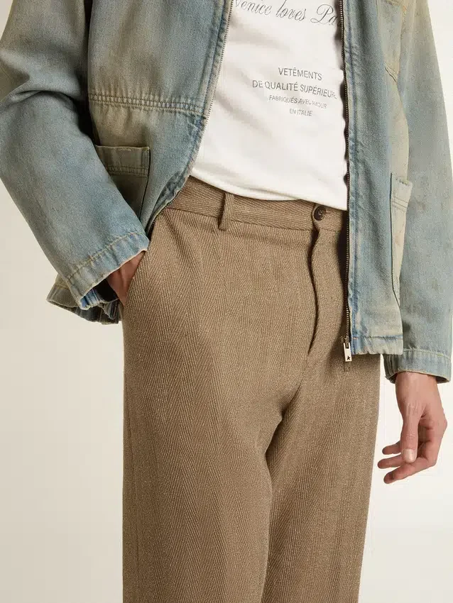 Maßgeschneiderte Hose aus sandfarbener Leinenmischung mit Chevron-Muster