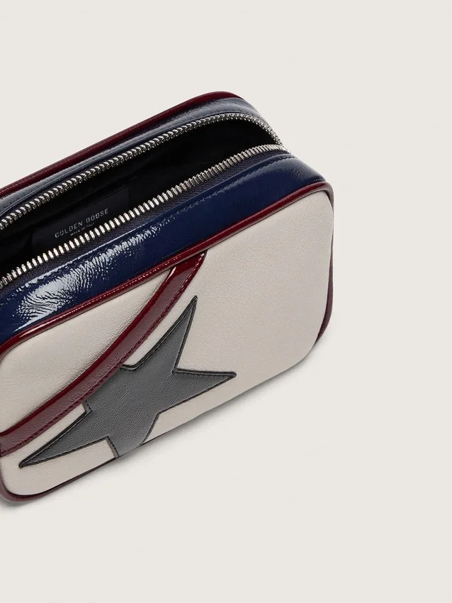 Mini Star Bag aus butterweißem Leder mit schwarzem Stern und burgunderroten sowie dunkelblauen Details