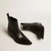 Niedrige „Debbie“-Stiefel aus schwarzem Leder mit Schlangenprint